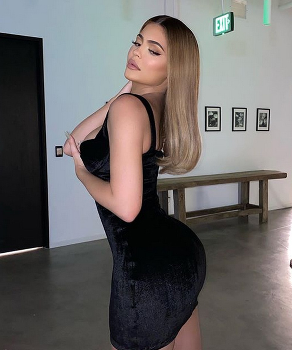 Kylie Jenner gợi cảm đón lễ Phục sinh - 6