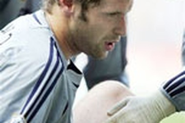 Petr Cech xuất viện, David Weir “thế chỗ”