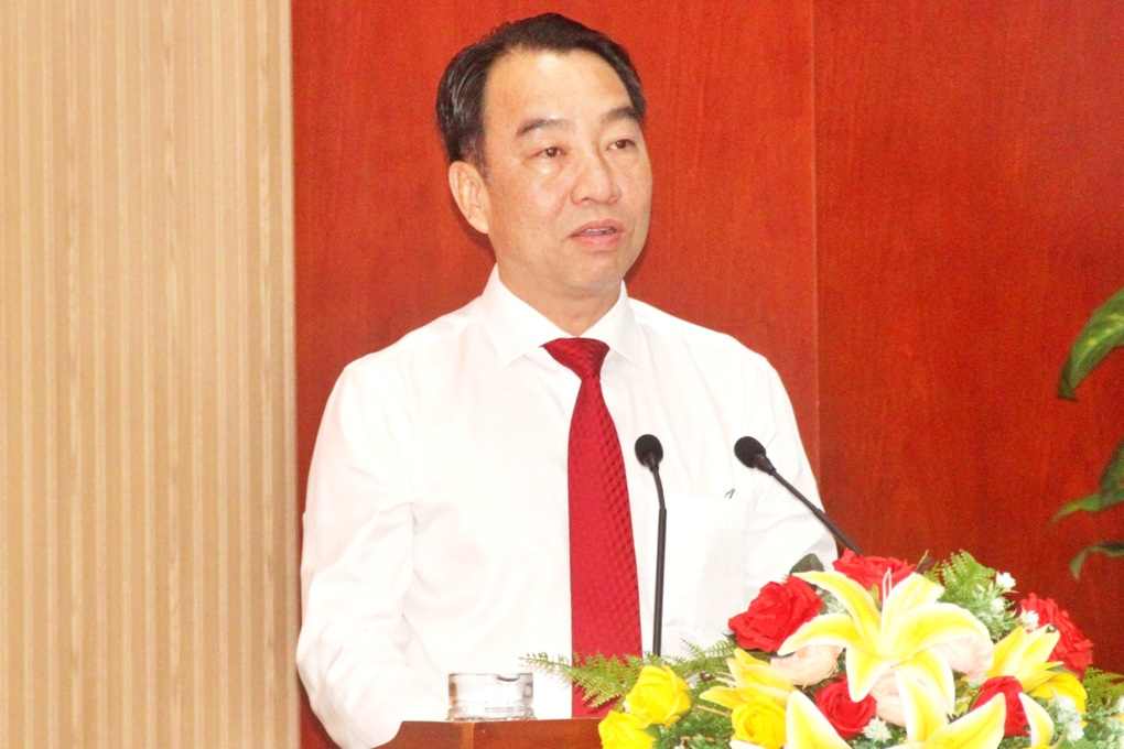 Președintele Comitetului Popular Provincial Vinh Long deține funcția de secretar adjunct al Comitetului de Partid Provincial Ca Mau - 2 Chủ tịch UBND tỉnh Vĩnh Long giữ chức Phó Bí thư Tỉnh ủy Cà Mau - 2