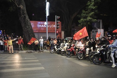 "Đi bão" ăn mừng - cùng dừng đèn đỏ