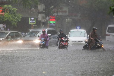 Hà Nội: Phố ngập như sông, người dân bì bõm sau trận mưa 30 phút