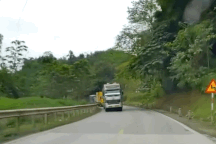 Lấn làn ngược chiều để vượt, xe Hyundai suýt lao thẳng vào ô tô đang đổ đèo