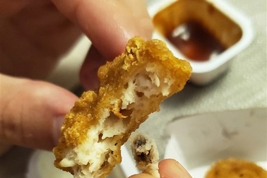 Kiện nhà hàng, đòi bồi thường hơn 1 triệu USD vì xương gà làm hỏng răng