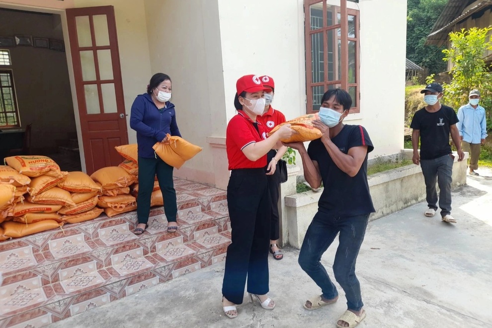 Tiếp tục chương trình Vạn cân gạo giúp công nhân nghèo về quê tránh dịch - 8 Tiếp tục chương trình Vạn cân gạo giúp công nhân nghèo về quê tránh dịch - 8
