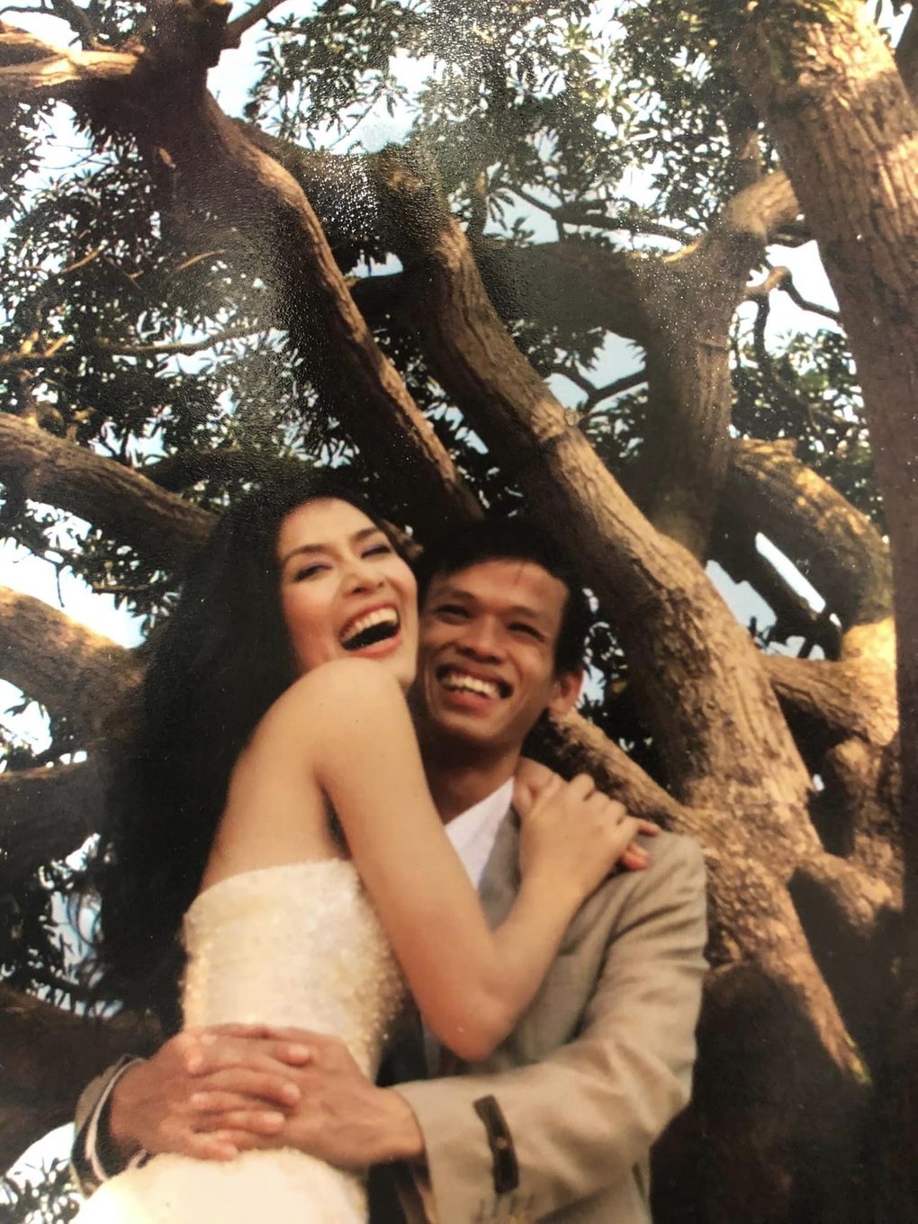 Ảnh cưới lãng mạn của Hà Hương Phía trước là bầu trời cách đây 15 năm - 3 Ảnh cưới lãng mạn của Hà Hương Phía trước là bầu trời cách đây 15 năm - 3