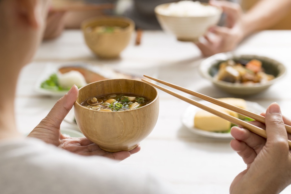 5 điều cấm kị khi sử dụng đũa trong mâm cơm người Nhật - 1 5 điều cấm kị khi sử dụng đũa trong mâm cơm người Nhật - 1