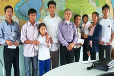 Tiếp tục trao quà cho gia đình 7 ngư dân mất tích