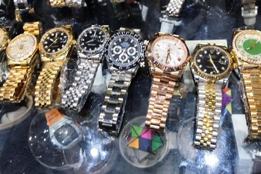 Tạm giữ hàng trăm đồng hồ Rolex, Omega, Hublot… không rõ nguồn gốc