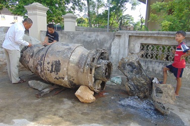 Đưa máy cẩu ra biển trục vớt "vật thể lạ"