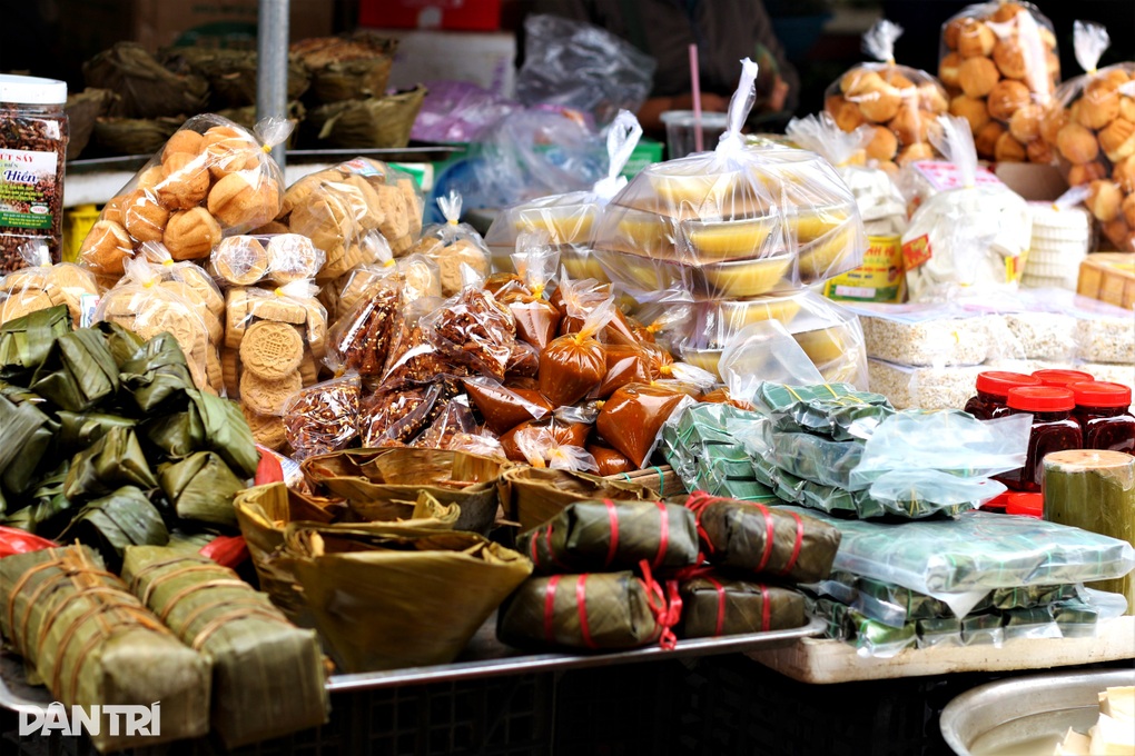 Khách Tây thích thú dạo chợ Tết phố cổ Hội An - 3