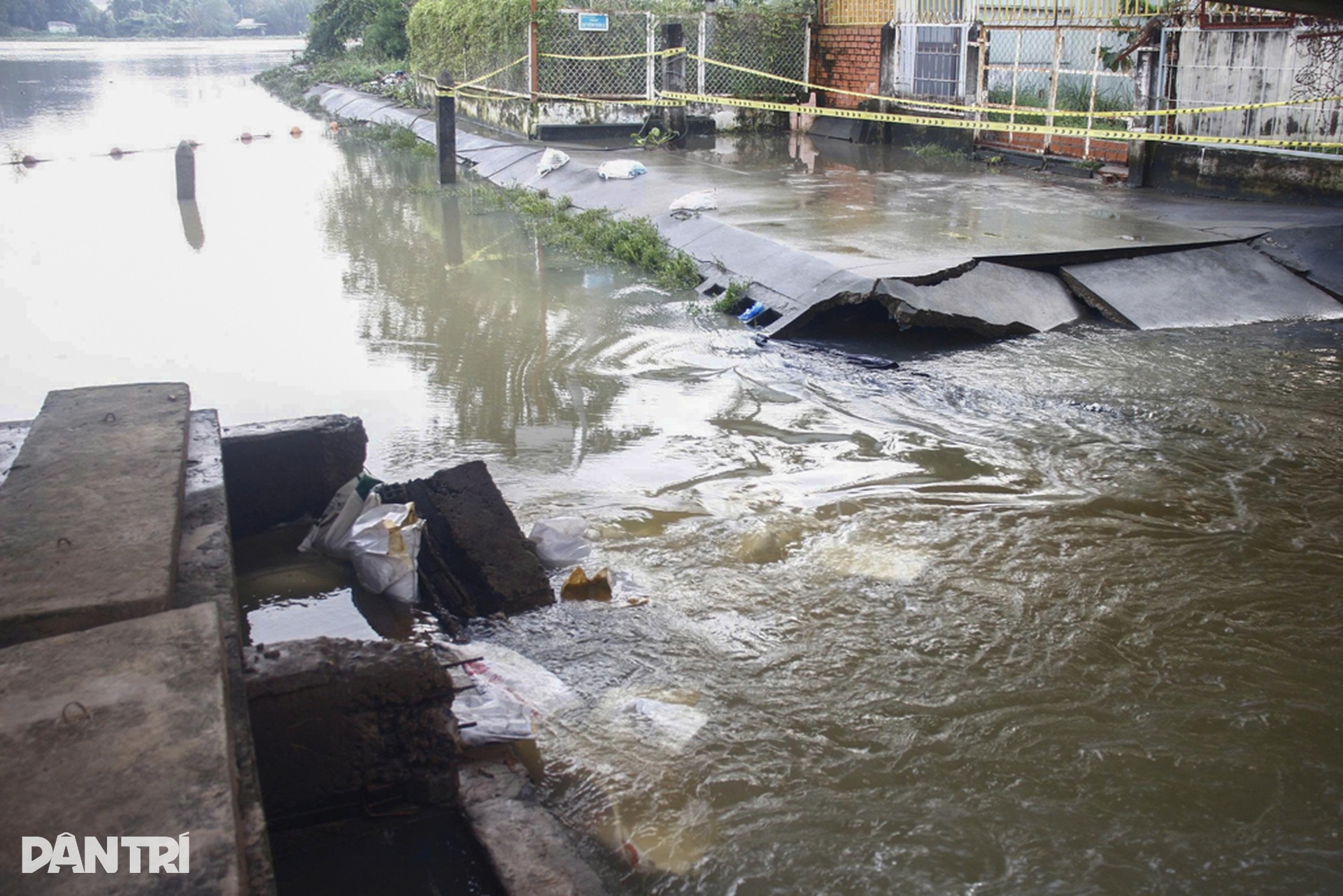 Ngày đêm khắc phục sự cố sụp cống ngăn triều uy hiếp khu dân cư ở TPHCM - 4 Ngày đêm khắc phục sự cố sụp cống ngăn triều uy hiếp khu dân cư ở TPHCM - 4