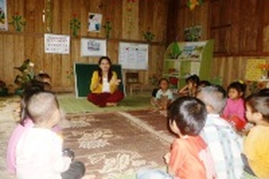 Gặp cô giáo đi vận động khai sinh cho từng đứa trẻ đồng bào Rục