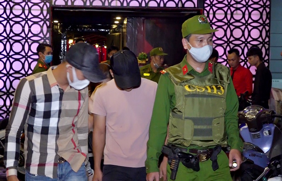 Phát hiện 7 đối tượng dương tính với ma túy trong vũ trường - 2 Phát hiện 7 đối tượng dương tính với ma túy trong vũ trường - 2