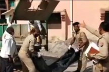 Cảnh sát Ấn Độ gây tranh cãi vì dùng xe rác chở thi thể