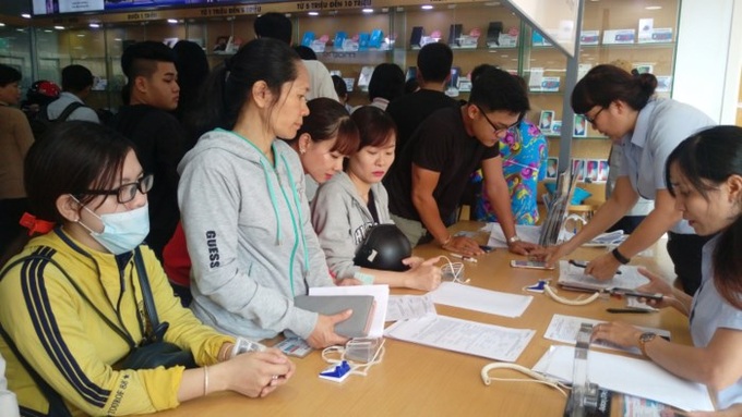 Ngày cao điểm lên đến 5.000 lượt khách đến đăng ký sim chính chủ và bổ sung ảnh chân dung tại MobileFone. Ảnh: Lê An