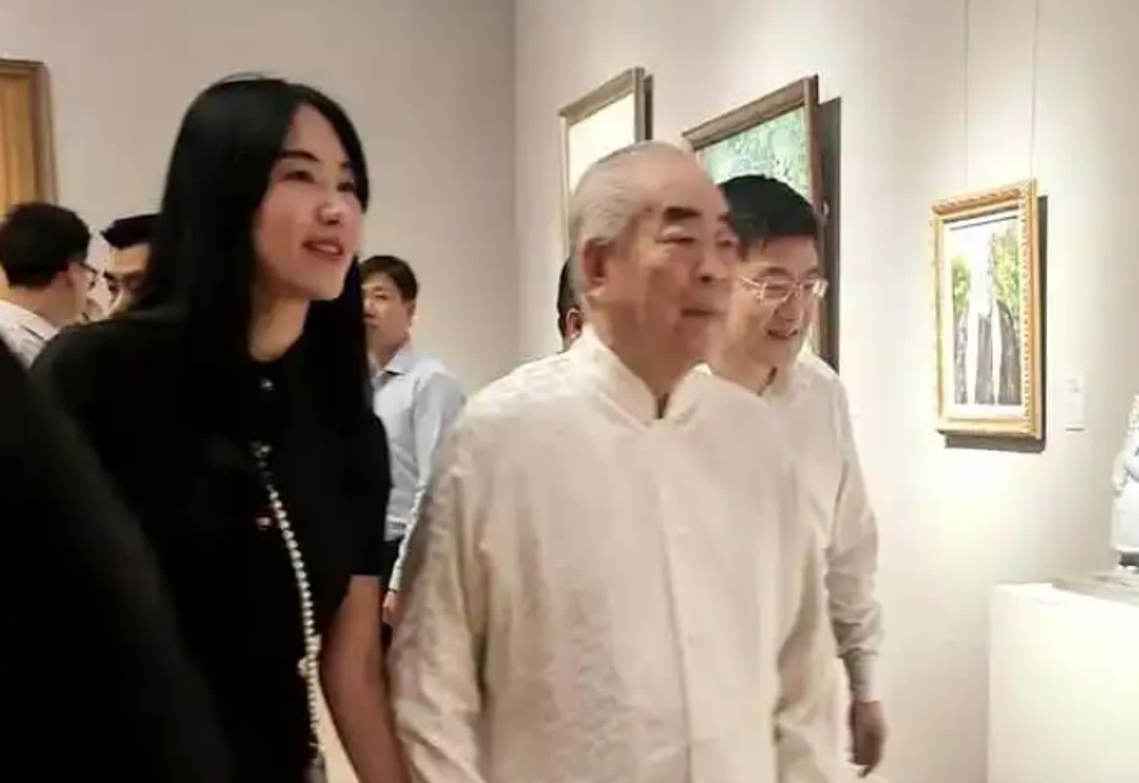 Nghi vấn vợ kém 50 tuổi của danh họa Trung Quốc mất tích cùng gia tài lớn - 2