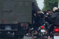 Xử phạt nhóm thanh niên đeo bám xe chở phạm nhân ở Hà Nội