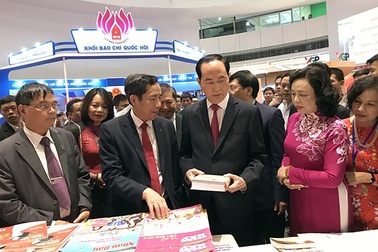 Chủ tịch nước thăm các gian trưng bày Hội báo toàn quốc 2018