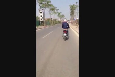 Kinh hãi nhìn nam thanh niên đu trên xe ô tô bán tải đang lao vun vút