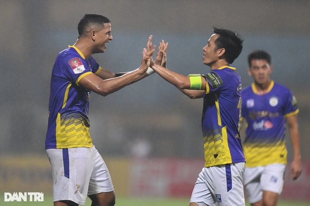 Văn Quyết tri ân đồng đội sau cột mốc 100 bàn thắng tại V-League - 1 Văn Quyết tri ân đồng đội sau cột mốc 100 bàn thắng tại V-League - 1