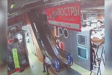 Người đàn ông phản ứng nhanh, cứu em nhỏ khỏi cú ngã nguy hiểm