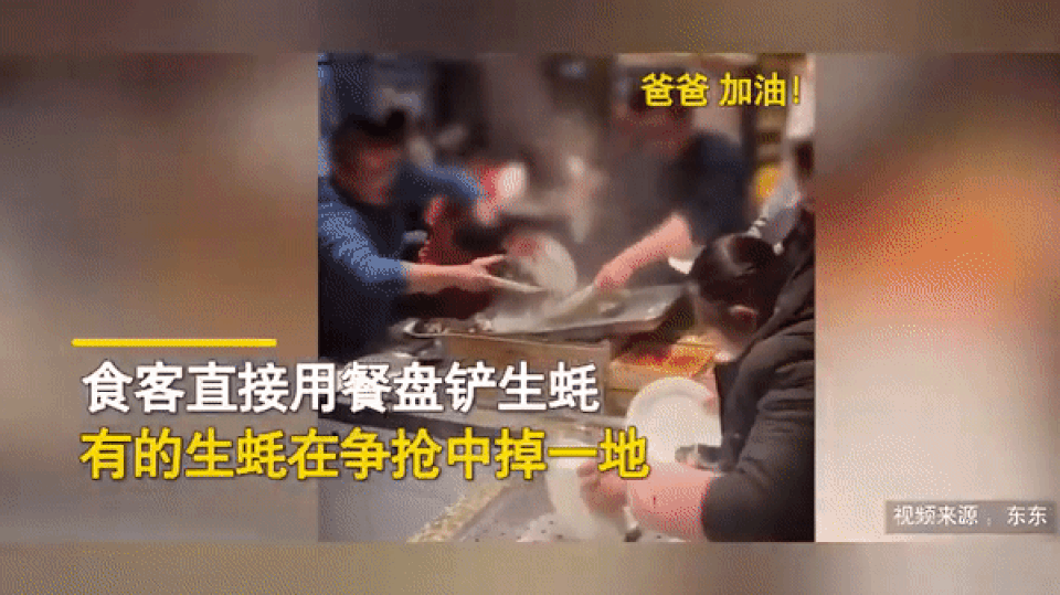 Choáng với cảnh khách Trung Quốc tranh giành đồ ăn buffet như đánh trận - 3 Choáng với cảnh khách Trung Quốc tranh giành đồ ăn buffet như đánh trận - 3