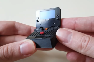 Ngỡ ngàng với chiếc laptop siêu nhỏ, đặt gọn trong lòng bàn tay