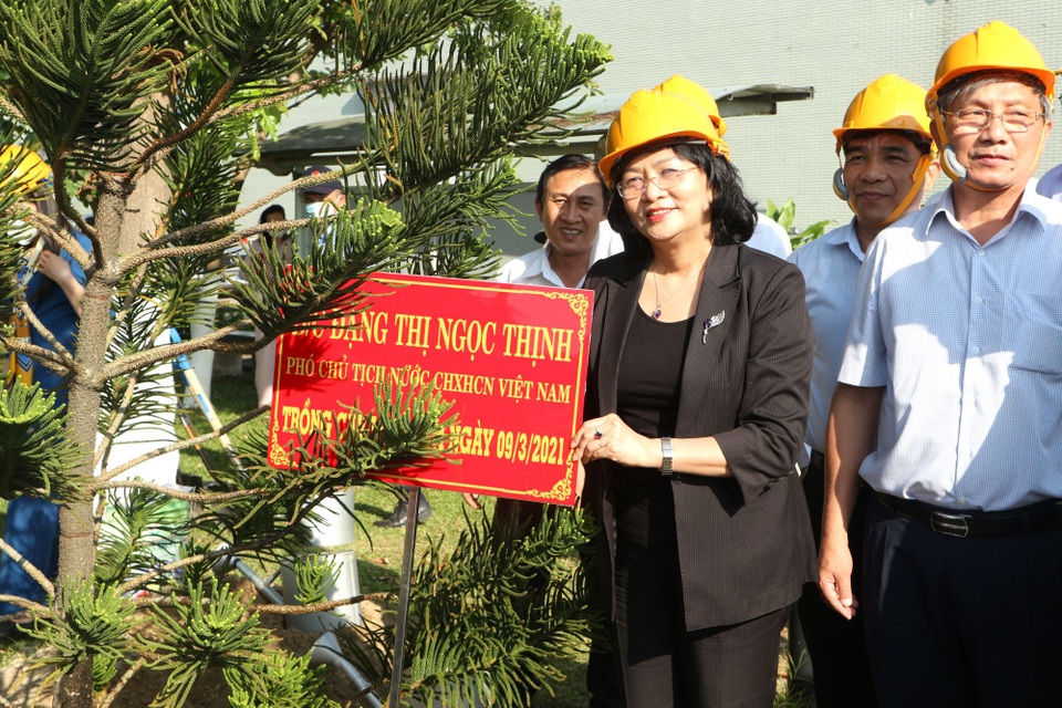 Phó Chủ tịch nước tặng quà đồng bào dân tộc và trẻ em Quảng Nam - 5 Phó Chủ tịch nước tặng quà đồng bào dân tộc và trẻ em Quảng Nam - 5