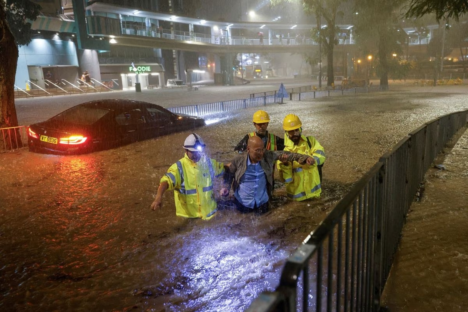Hong Kong ngập trong biển nước do mưa lũ trăm năm có một - 2 Hong Kong ngập trong biển nước do mưa lũ trăm năm có một - 2