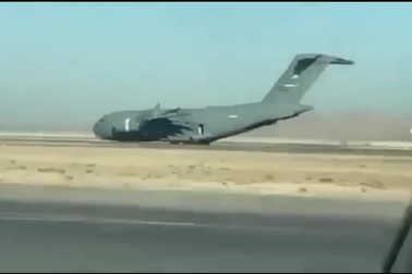 “Ngựa thồ” không quân Mỹ lê bụng tóe lửa trên đường băng