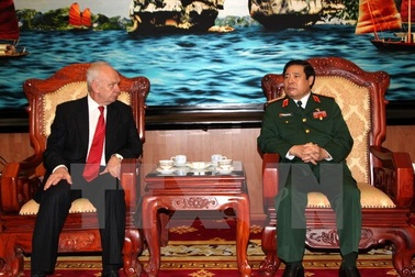 Bộ trưởng Bộ Quốc phòng tiếp Đại sứ Liên bang Nga tại Việt Nam