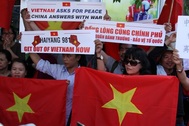 Người dân TPHCM diễu hành, mít tinh phản đối Trung Quốc
