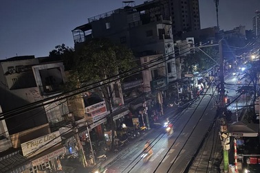 Từ ngã tư đến sạp hàng, người dân TPHCM chật vật vì mất điện