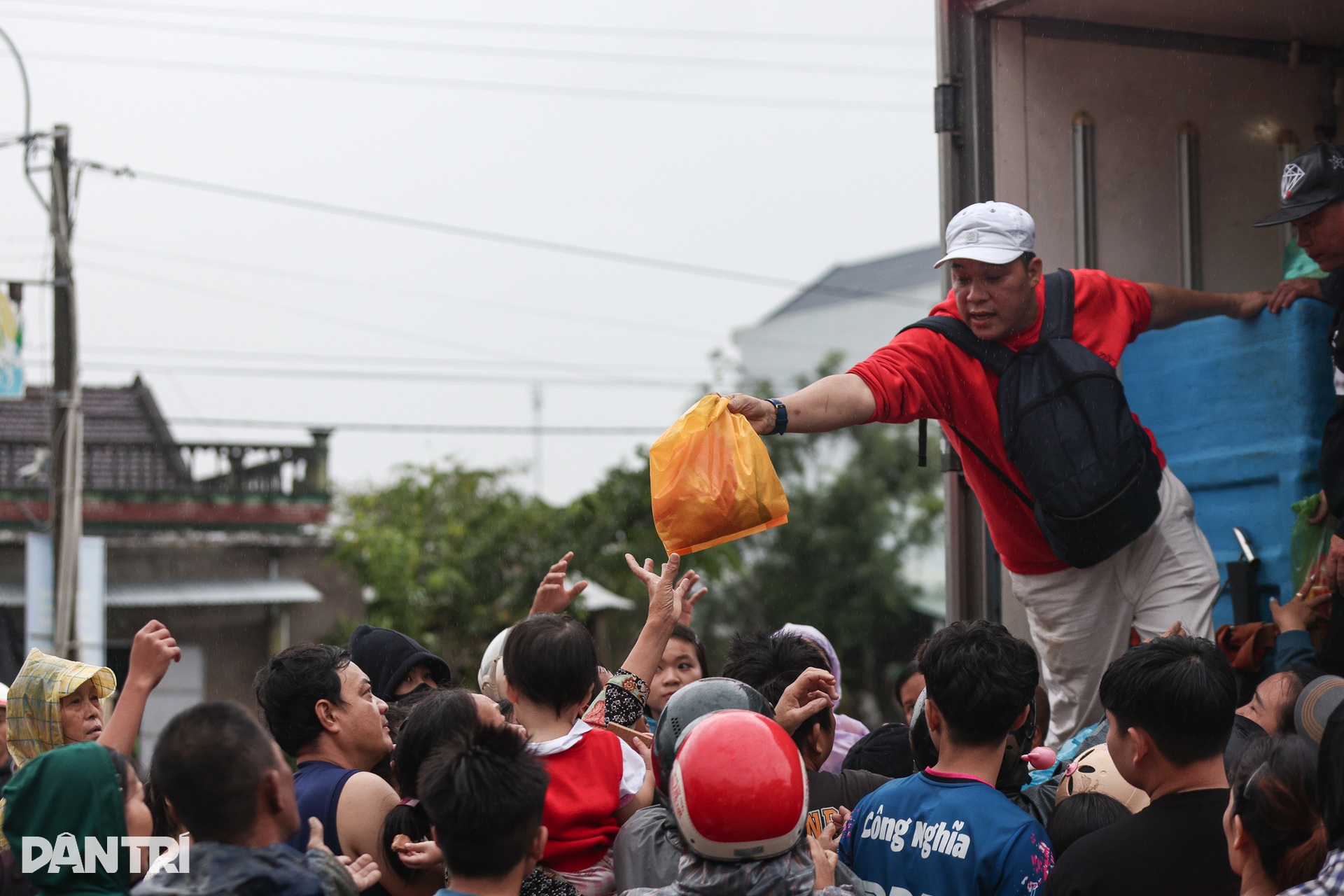 Những đêm không ngủ của người dân rốn lũ Hòa Thịnh - 13