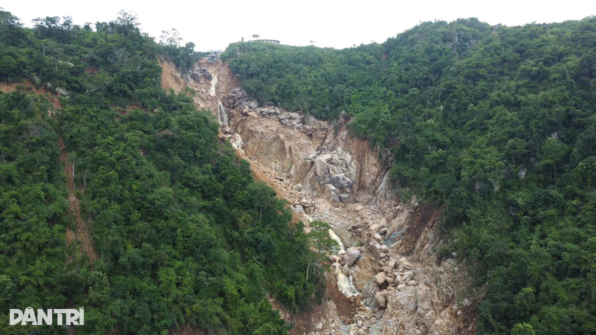 Hiện trường quả đồi bị nước lũ xé toạc ở Lâm Đồng - 6