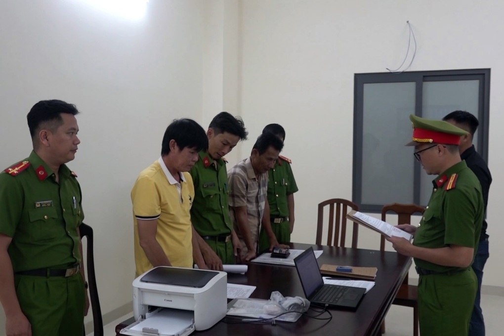 Bắt 2 cựu huấn luyện viên vì chiếm đoạt tiền công, tiền ăn của học trò - 1 Bắt 2 cựu huấn luyện viên vì chiếm đoạt tiền công, tiền ăn của học trò - 1
