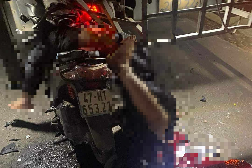 Tông vào xe tải đỗ bên đường, 2 thanh niên tử vong tại chỗ - 1 Tông vào xe tải đỗ bên đường, 2 thanh niên tử vong tại chỗ - 1