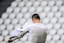 Bỏ lỡ cơ hội không tưởng, C.Ronaldo phản ứng gây tranh cãi