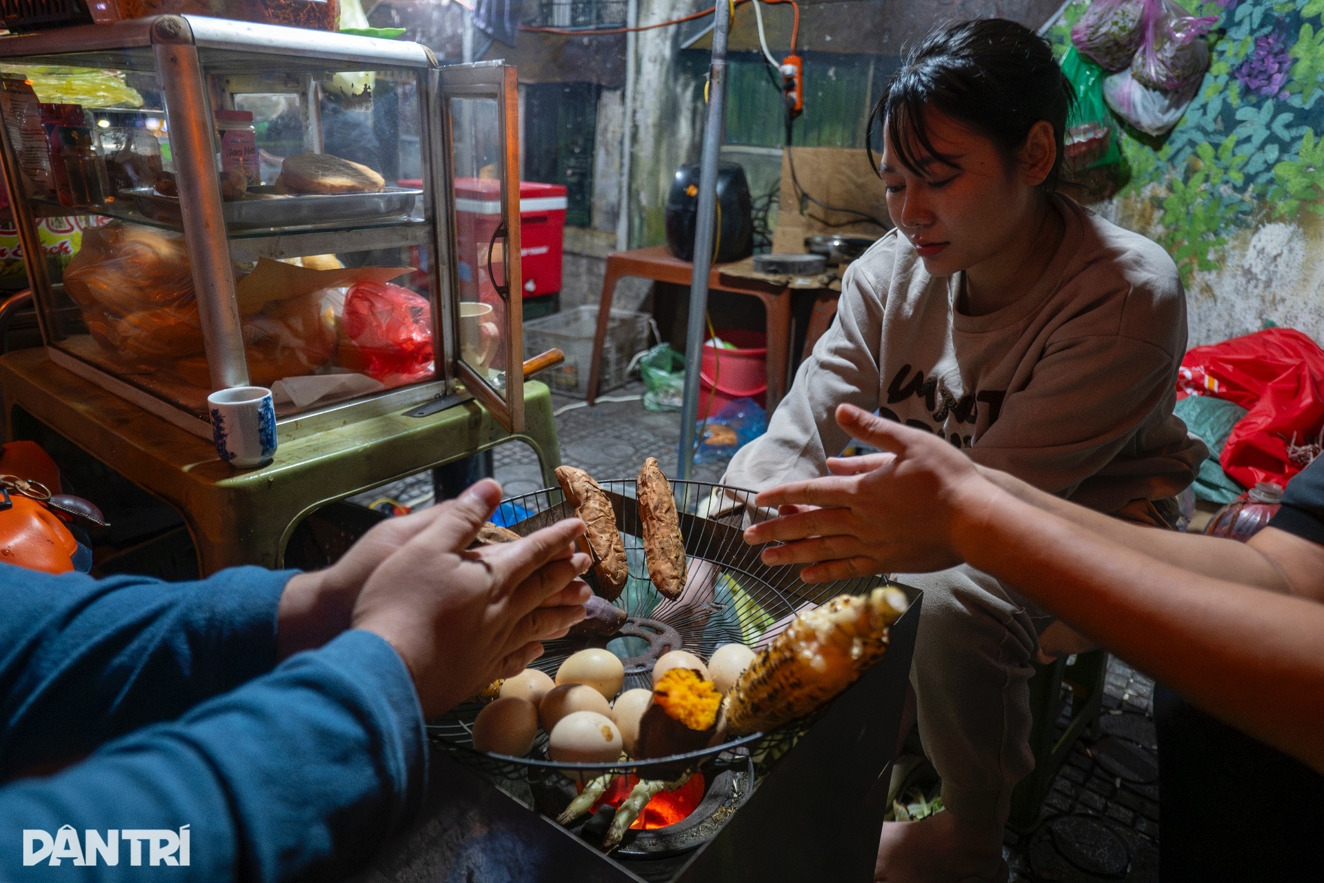 Hà Nội rét 13 độ C, khách du lịch nước ngoài đổ xô đi mua áo ấm - 9 Hà Nội rét 13 độ C, khách du lịch nước ngoài đổ xô đi mua áo ấm - 9