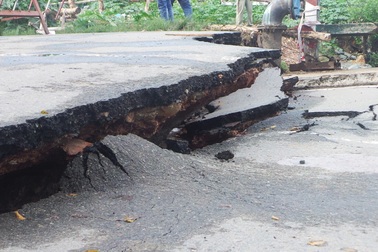 Người dân đi qua cầu tạm để chờ xây mới cầu Tân Kỳ Tân Quý