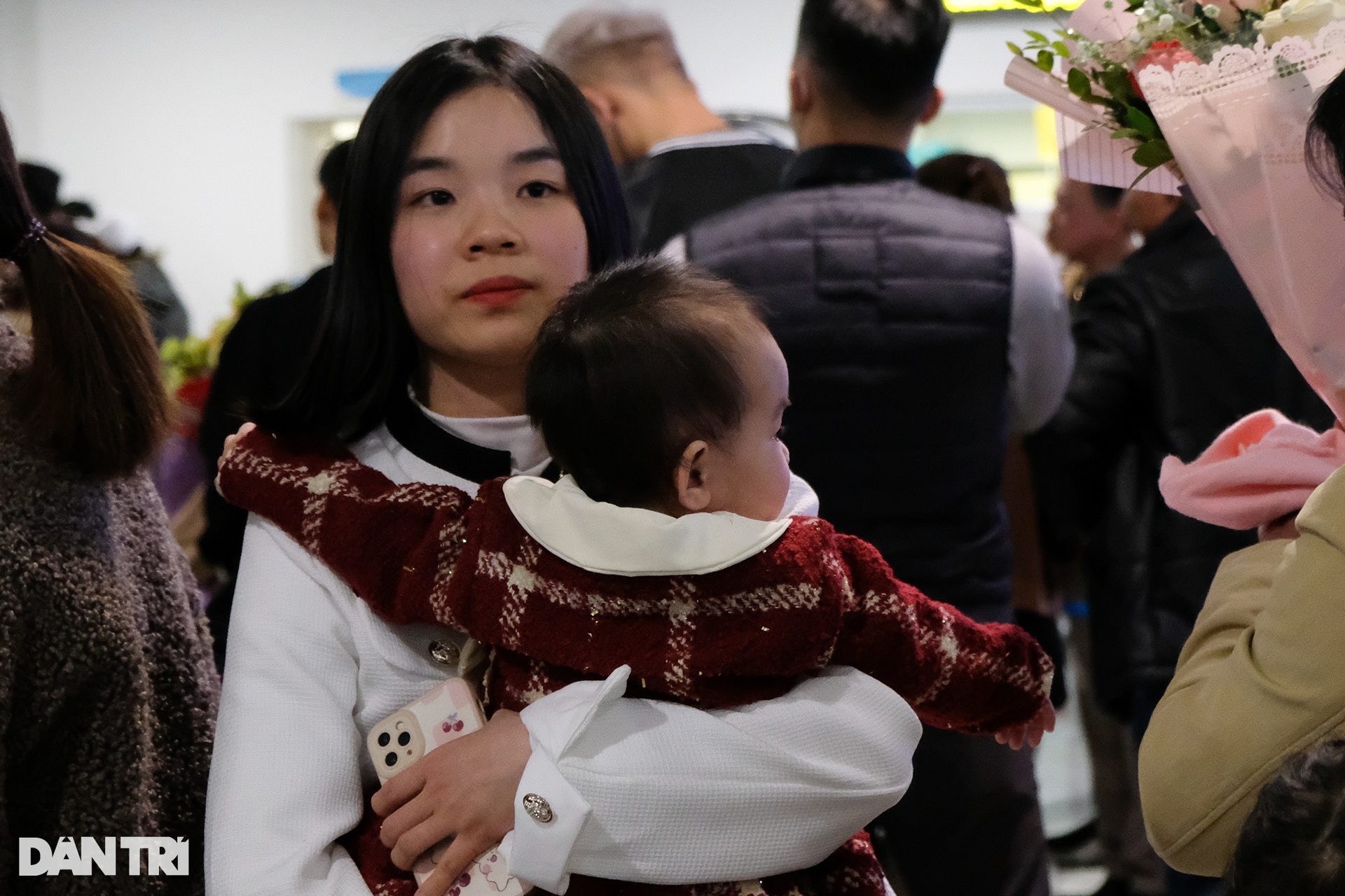 Nước mắt đoàn tụ ngày du học sinh, người lao động về Việt Nam ăn Tết - 3 Nước mắt đoàn tụ ngày du học sinh, người lao động về Việt Nam ăn Tết - 3