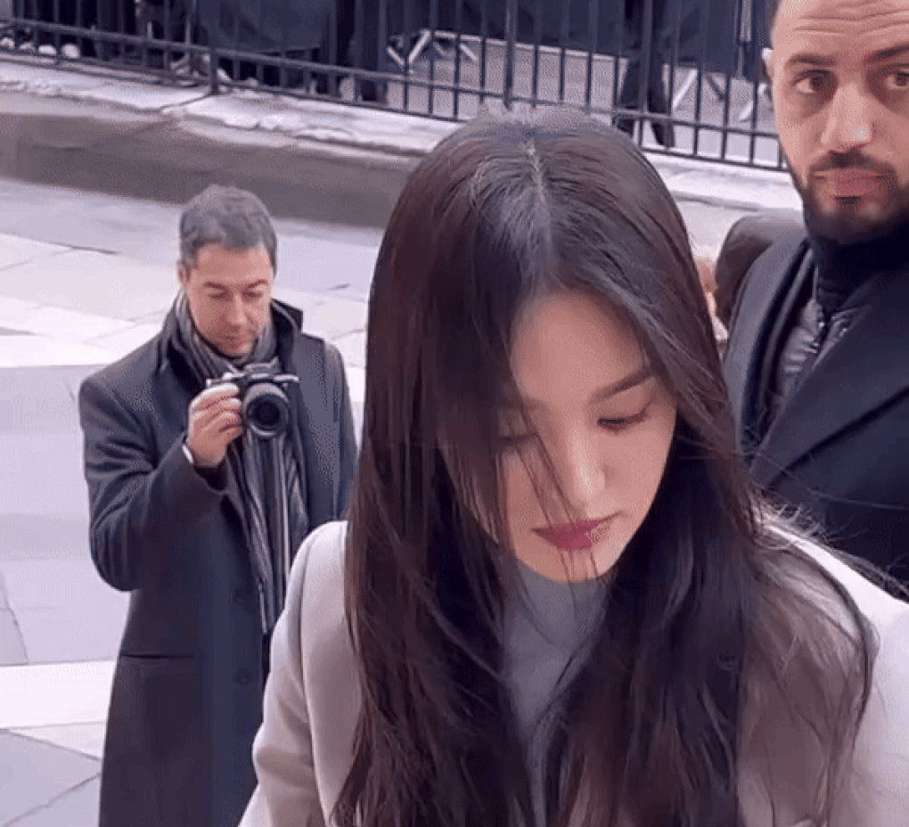 Khoảnh khắc tóc bay, mặt mộc của Song Hye Kyo hút hàng triệu người - 4 Khoảnh khắc tóc bay, mặt mộc của Song Hye Kyo hút hàng triệu người - 4