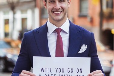 Bác sỹ điển trai nhất thế giới bán hẹn hò để làm từ thiện