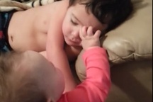 Đáng yêu clip bé 8 tháng tuổi đánh thức anh dậy