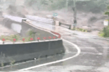 Kinh hoàng khoảnh khắc lũ cuốn phăng cầu ở Đài Loan