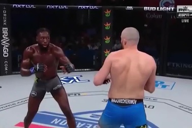 Võ sĩ biến dạng khuôn mặt sau cú đấm búa tạ của đối thủ