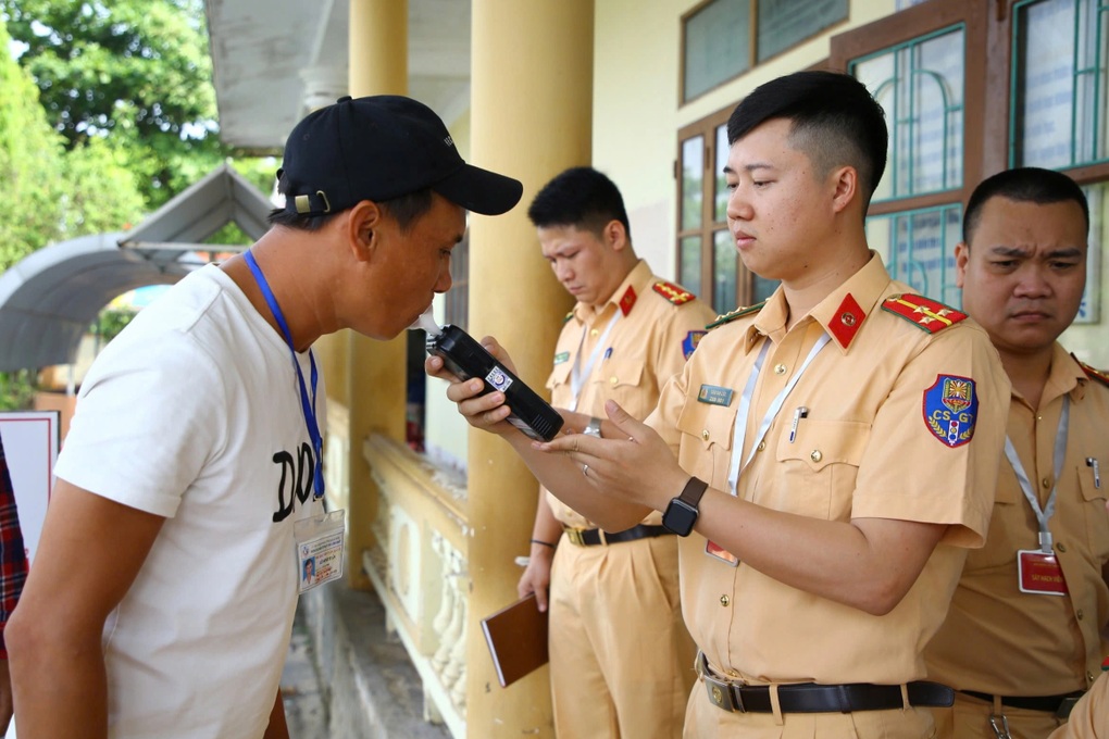 Công an đo nồng độ cồn học viên trước giờ thi sát hạch bằng lái xe - 1 Công an đo nồng độ cồn học viên trước giờ thi sát hạch bằng lái xe - 1