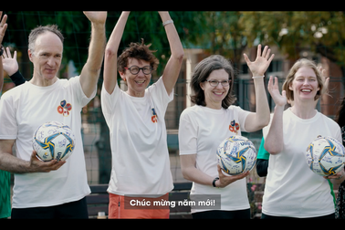 Các Đại sứ lăn xả trên sân bóng cùng đội tuyển nữ Việt Nam