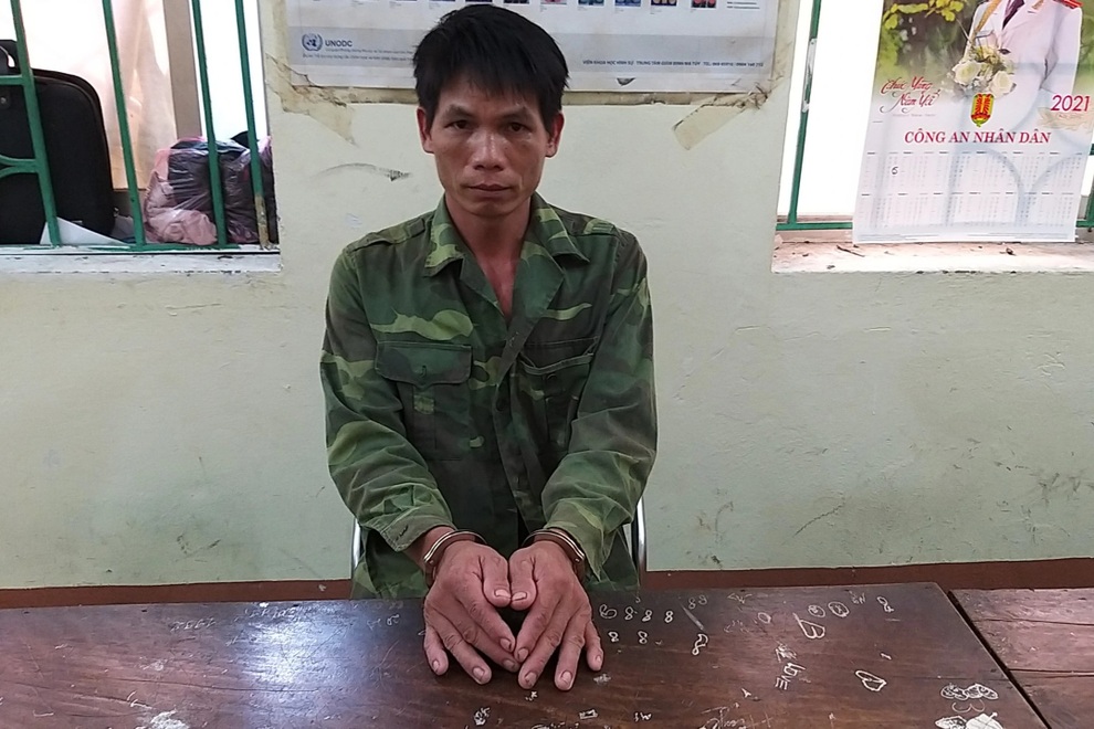 Bắt 2 cha con dùng xẻng đánh 3 công an đang cố giải tán bãi vàng - 1 Bắt 2 cha con dùng xẻng đánh 3 công an đang cố giải tán bãi vàng - 1
