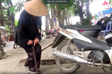 Cụ bà 90 tuổi vá xe nhanh thoăn thoắt trên phố Hà Nội